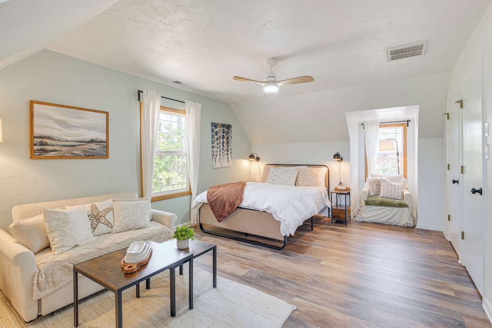 Dock, Sunrooms & Fire Pits: Deltaville Home!