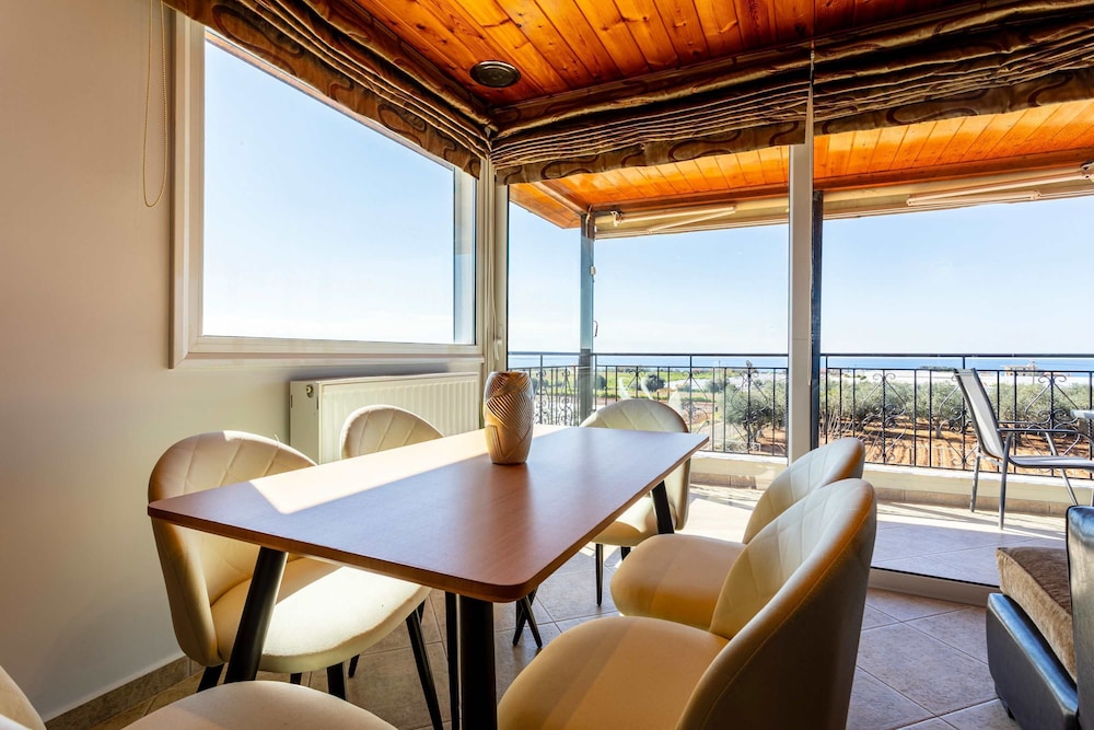 Seaview Nature Retreat - Filiatra s Cozy Hideaway