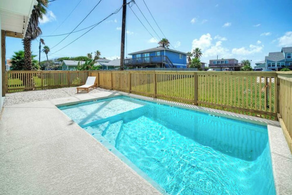 Sleeps 24 2 Homes, Walk to the Beach, Private Pools, Fire Pit, Modern Design