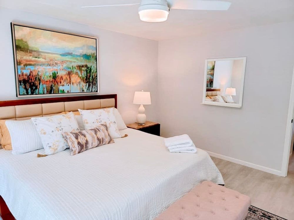 Charming Bayview - Downtown Condo With Pool