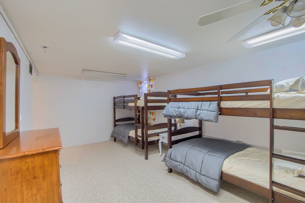 Group Getaway w/ Mtn Views: Home in Circleville!