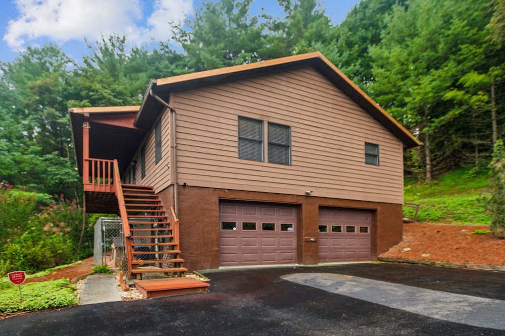 Whispering Pines - Spectacular Views & Hot Tub 3 Bedroom Home view 5