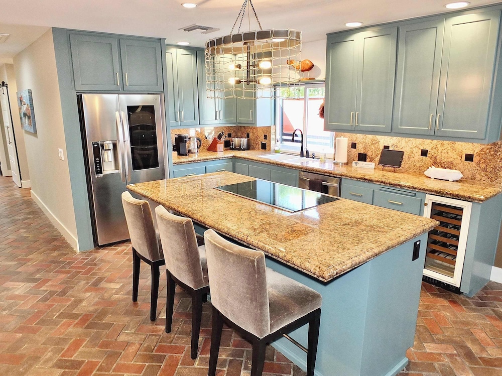 Naples Luxury Retreat - 3 BDR Stay for 6 With Rooftop Patio