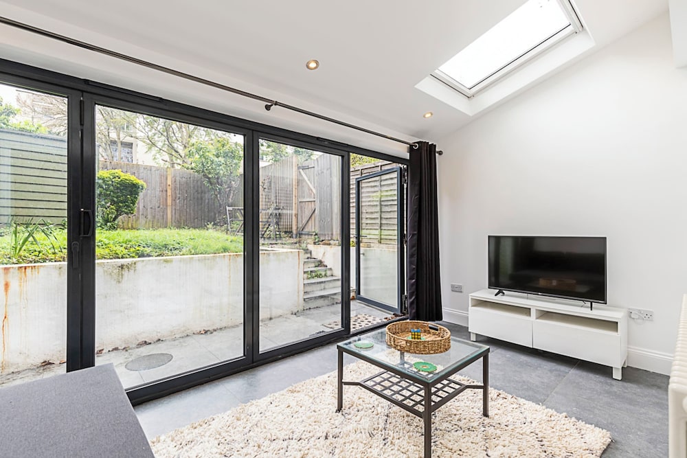 Cosy and Modern Battersea Home