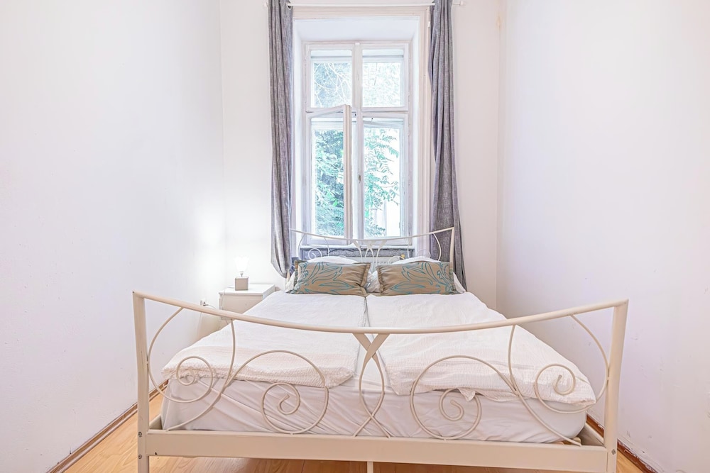 Cozy 2BR Apt Near Belvedere Palace
