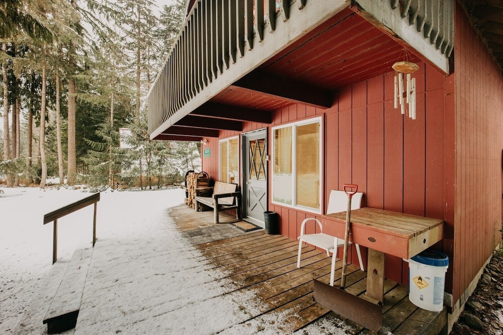 63mbr - Hot Tub - Bbq - Pets Ok - Wifi - Sleeps 6 2 Bedroom Home by RedAwning