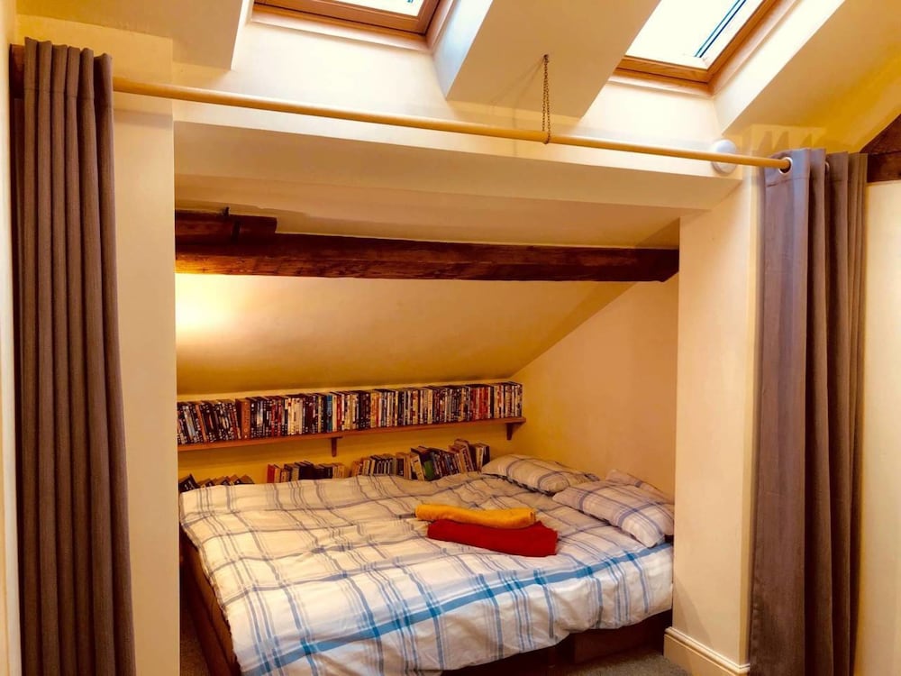 Squirrel Barn. Hi-spec. Hot tub & Wifi. Sleeps 14 view 5