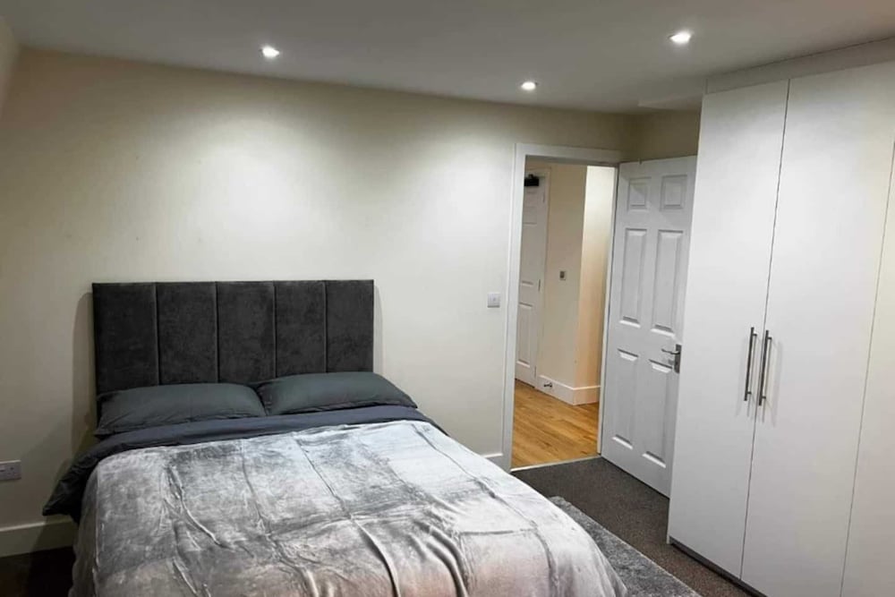 Cosy 3 Bedroom Apartment Next to the Emirates