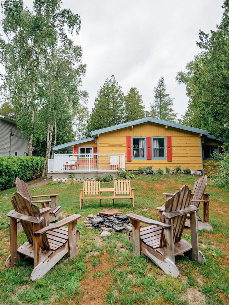 Bright Spacious Chalet on Lake Huron - Private