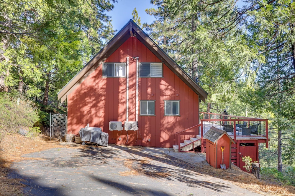 13 Mi to Skiing: Long Barn Family Cabin