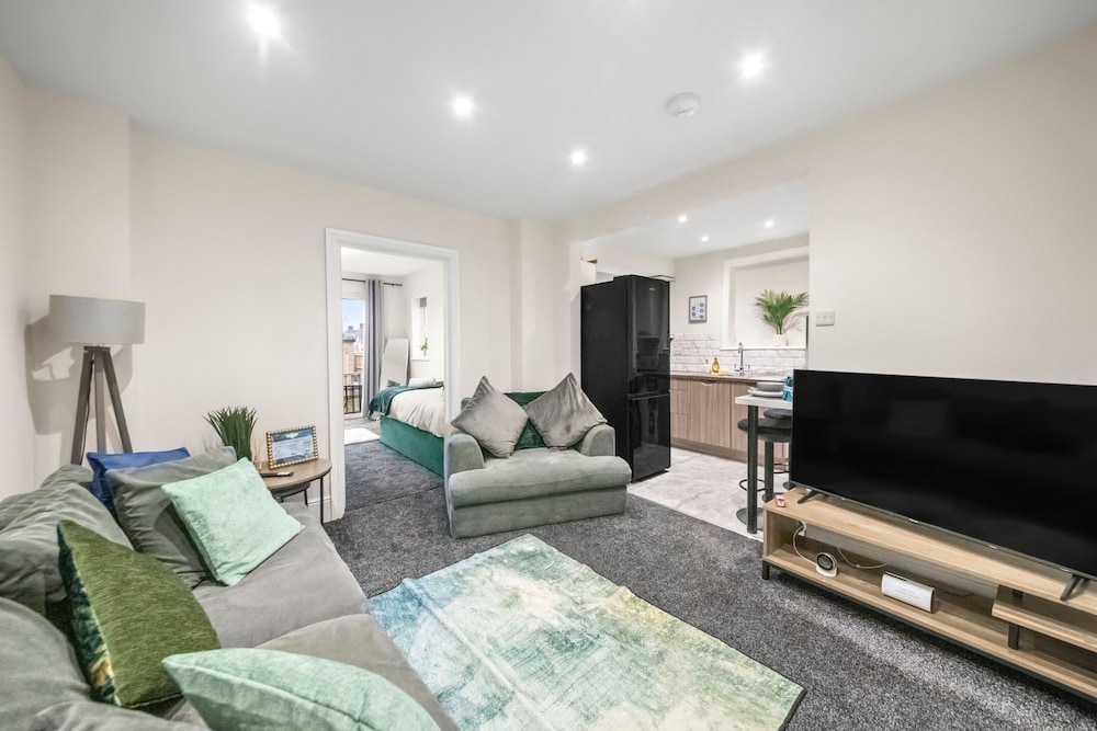 Large 5 Bedroom-free Parking-great Transport Links
