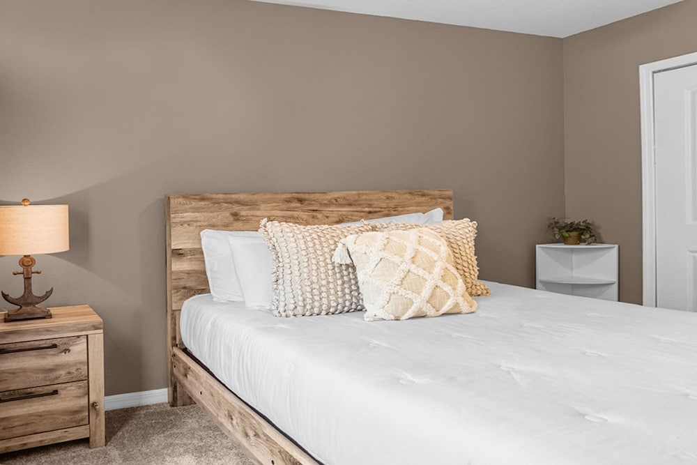 Upstay Stylish Condo w Garden Patio Near Disney