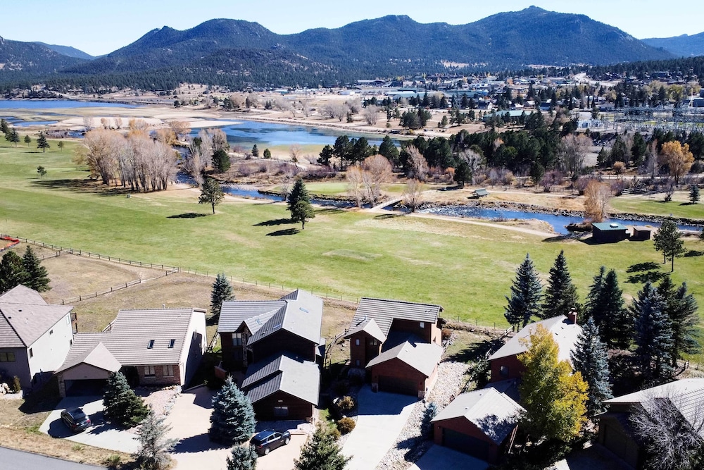 Family-friendly Home w/ Hot Tub: 1 Mi to Dtwn view 5