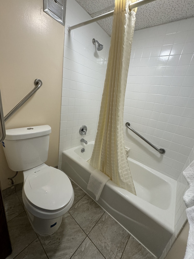 Econo Lodge - Property Image 9