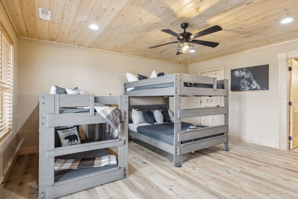 Robeson Hood Lodge 4 Bedroom Home