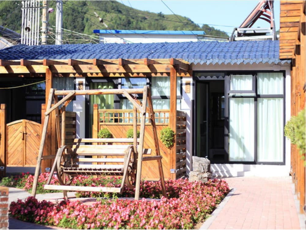 Four Seasons Inn Gubei Water Town view 4