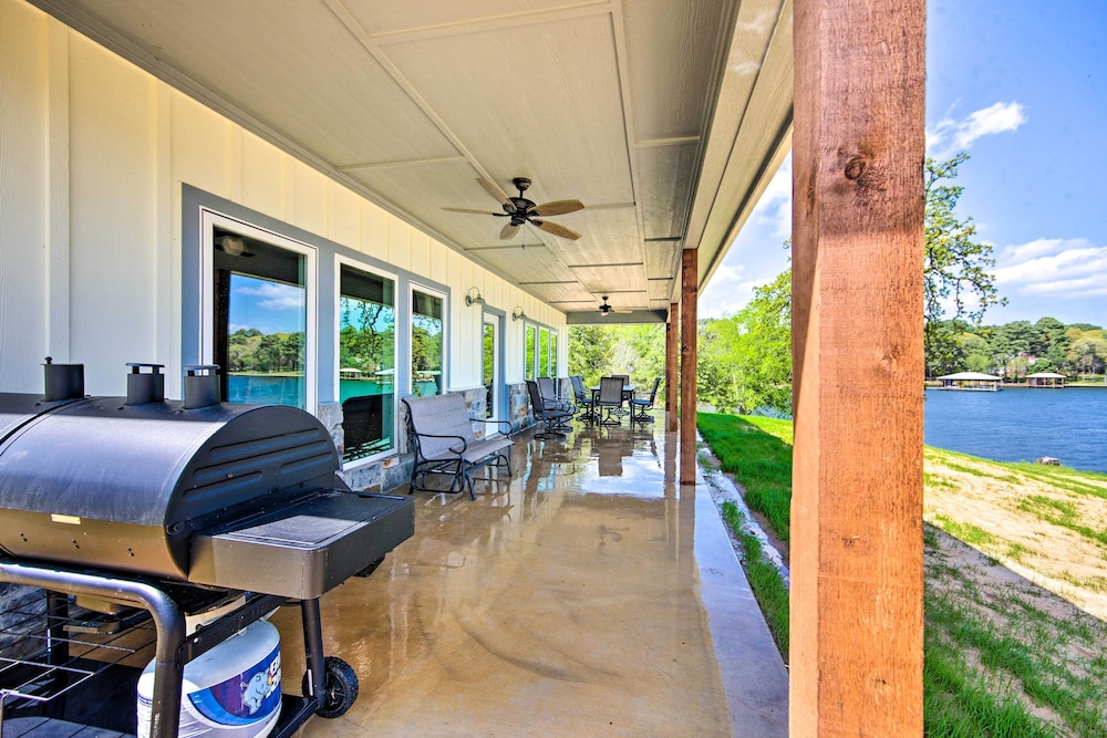Lake Palestine Vacation Rental - Steps to Water!