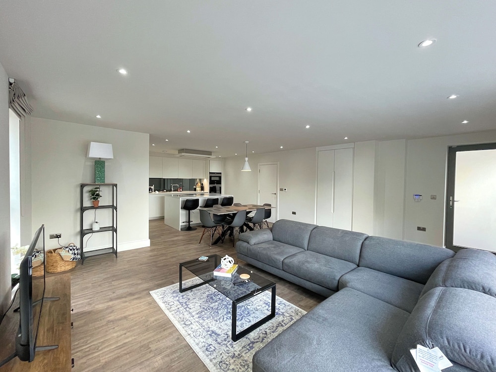 Luxury 2 Bedroom Apt with Parking