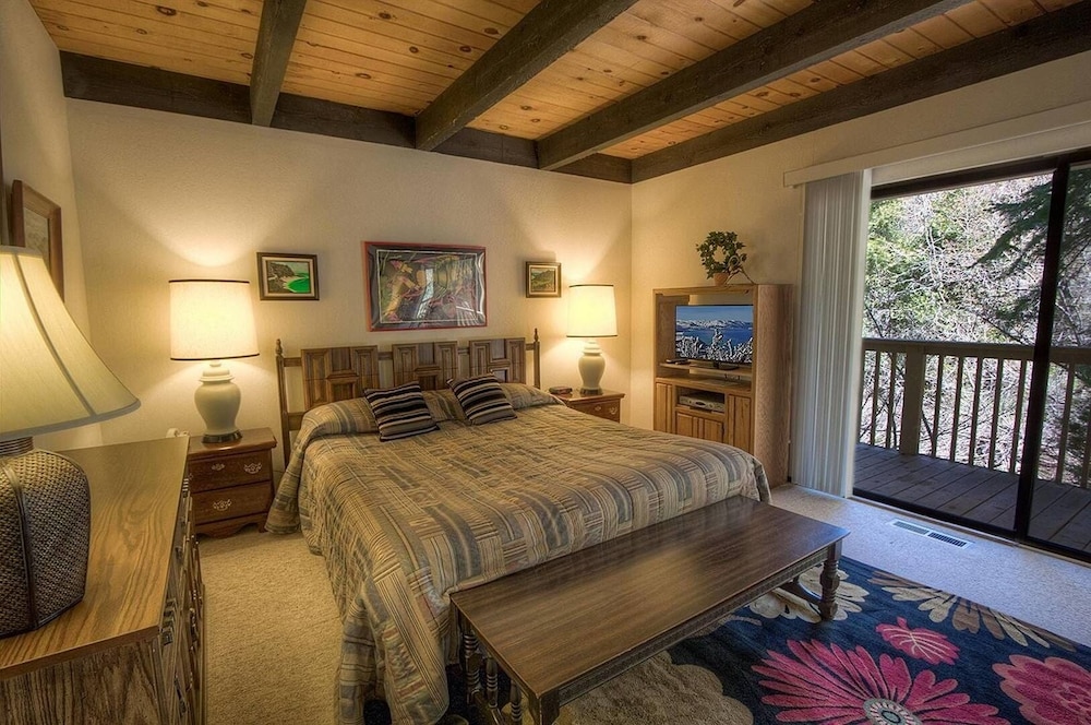 Forest View Townhouse 3 Bedroom Home by RedAwning
