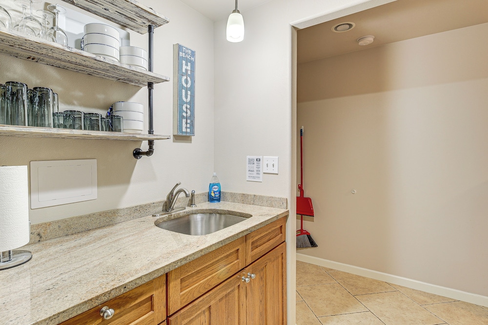 Fish & Hike: Apartment w/ Pool Table in Ketchikan!