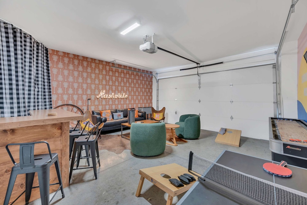 Close to DT Music City - Rooftop Views Game Room