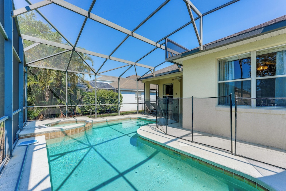 Walk to Tower Lake: Family Home in Gated Community