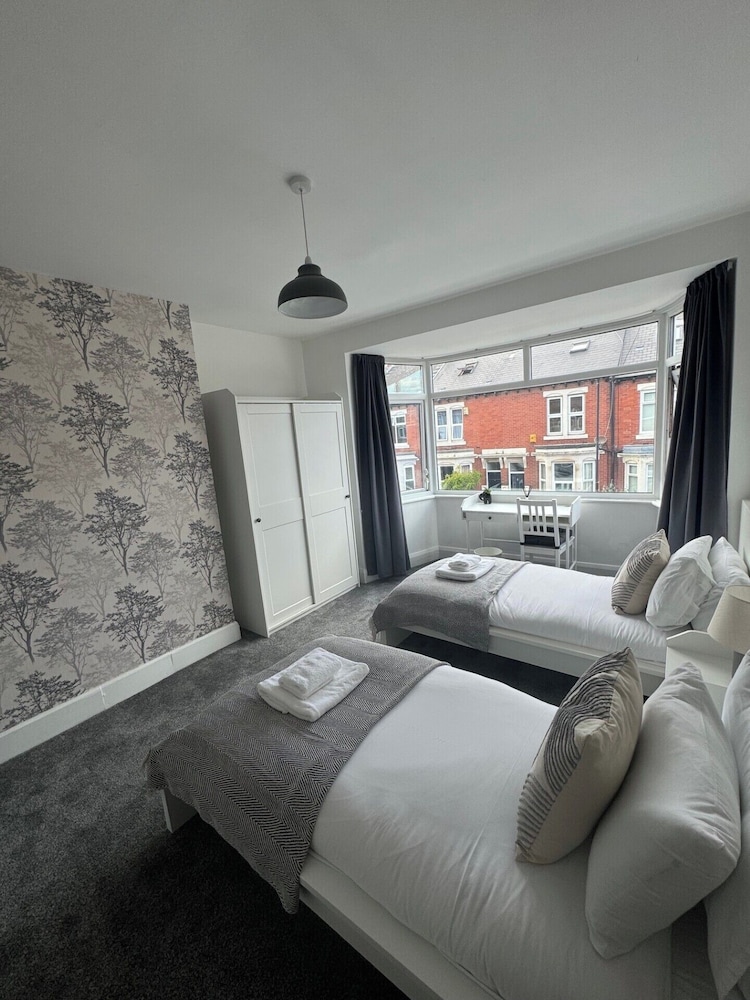 Simonside Apartment - Sleeps 6 -parking
