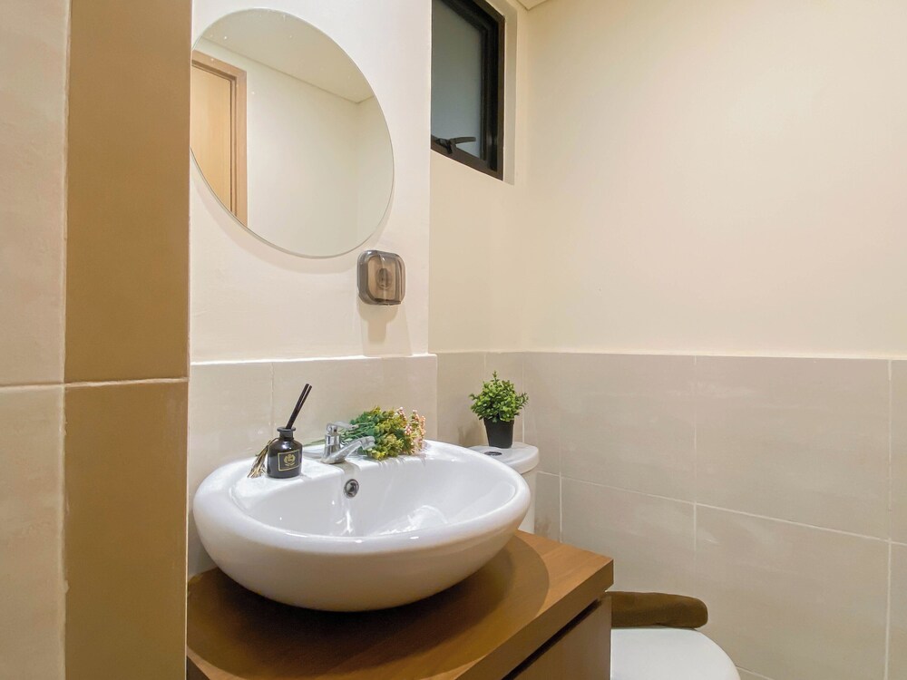 Modern Look And Restful 3Br At Meikarta Apartment