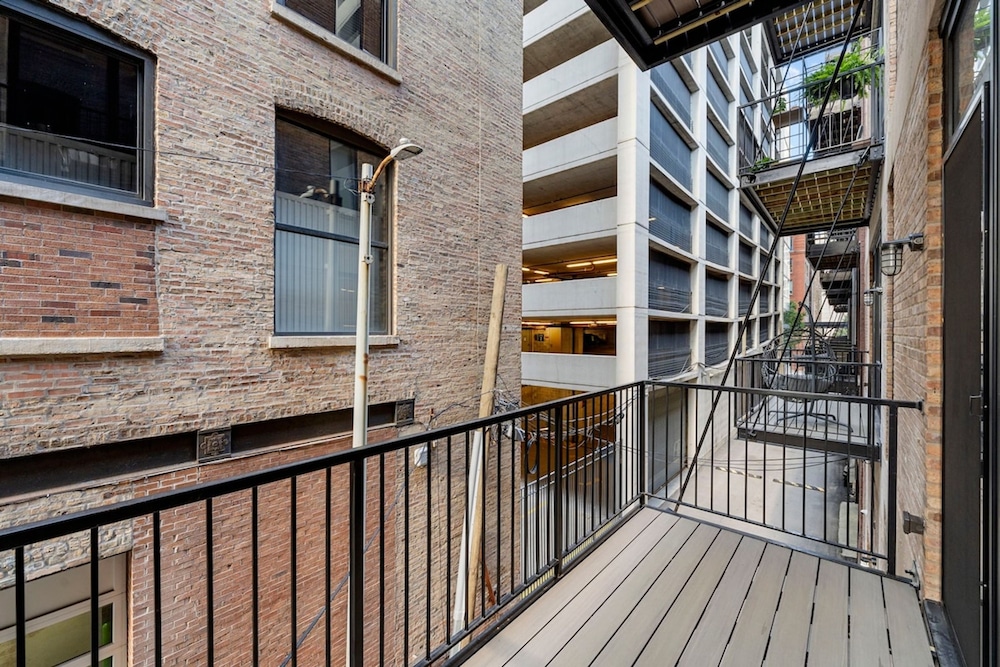 Chic 2BR 2BA Condo w Balcony - River North Chicago