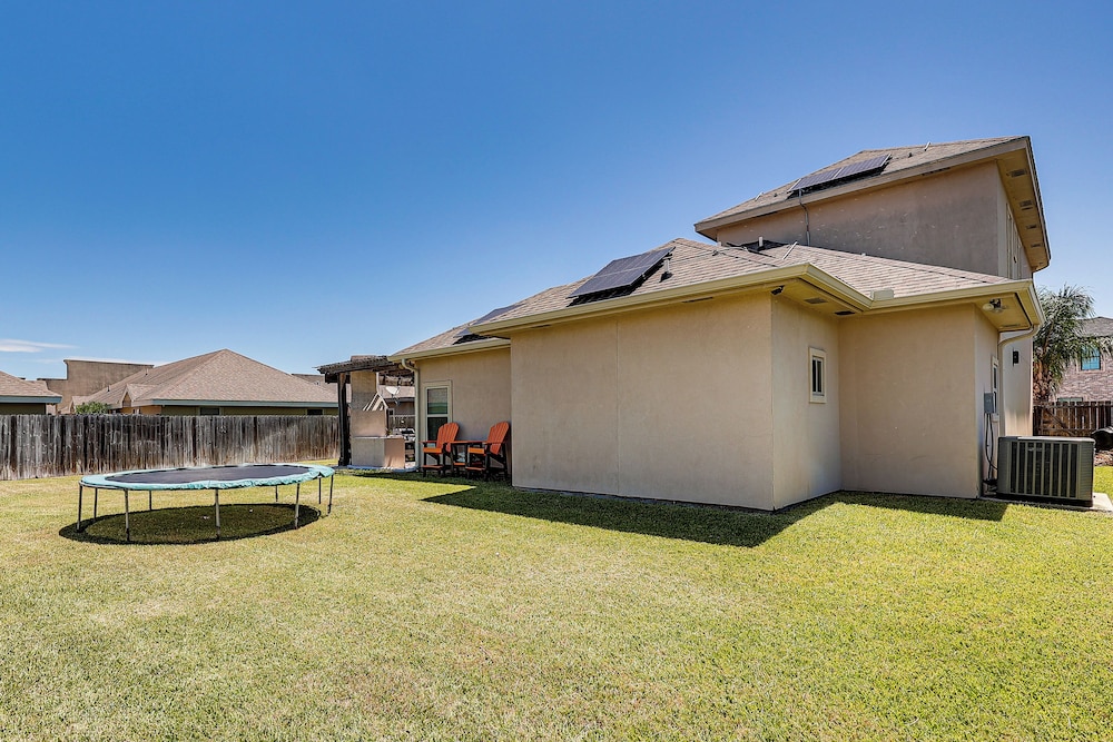 1 Mi to Utrgv Stadium: Roomy Retreat w/ Pool, Yard