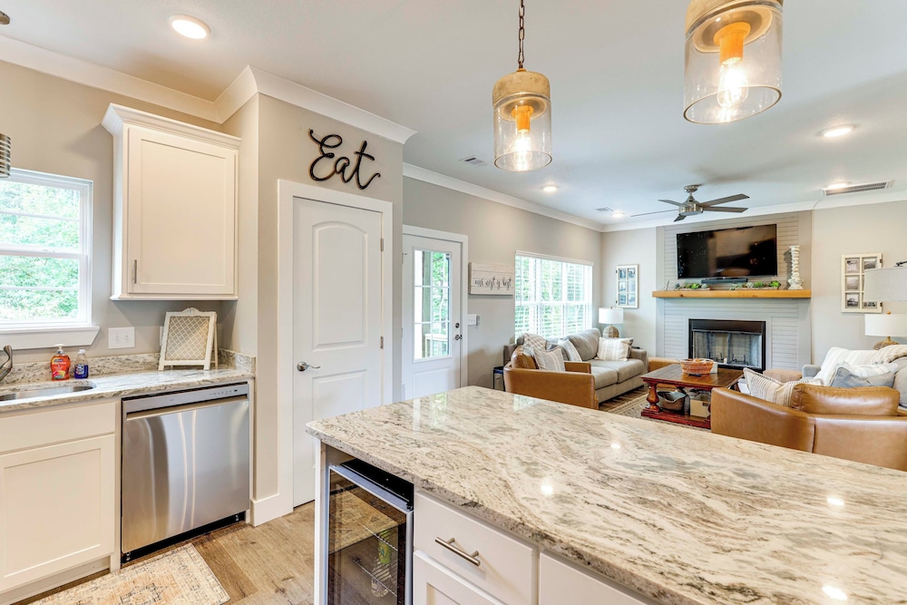 Walk to Lake Martin: Water-view Retreat w/ Deck!