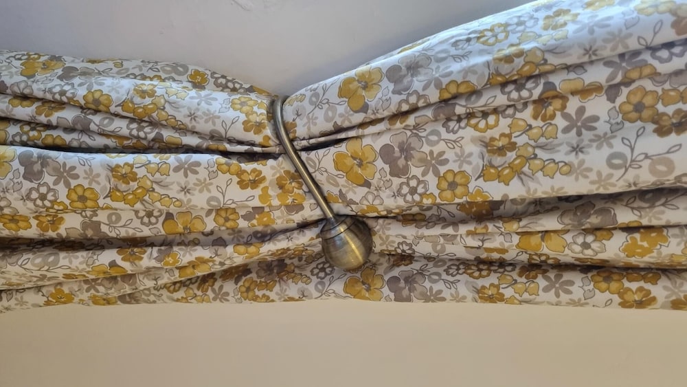 2br/cottage/swimming Pool/near Airport
