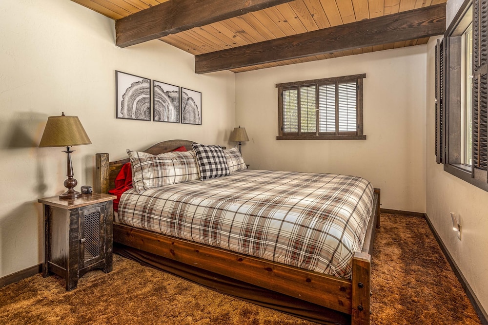 1 Mi to Slopes: Big Bear Ski Haven w/ Hot Tub