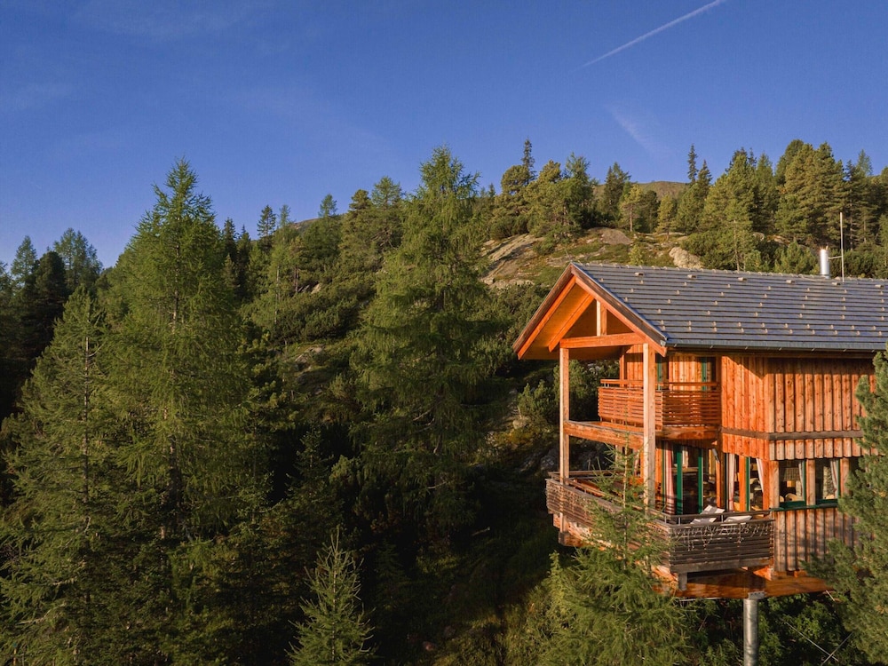Lavish Chalet With Outdoor hot tub