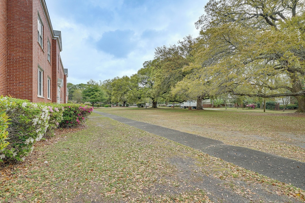 8 Mi to Beach: Cozy Condo Getaway in Wilmington!