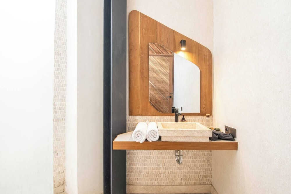 Exquisite 1-br Loft Art Deco Charm Shared Pool