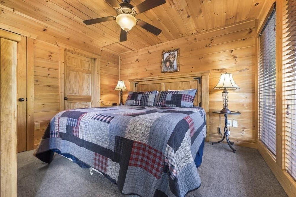 Soaring Spirit - 5 Bedrooms, 5 Baths, Sleeps 18 Home by RedAwning