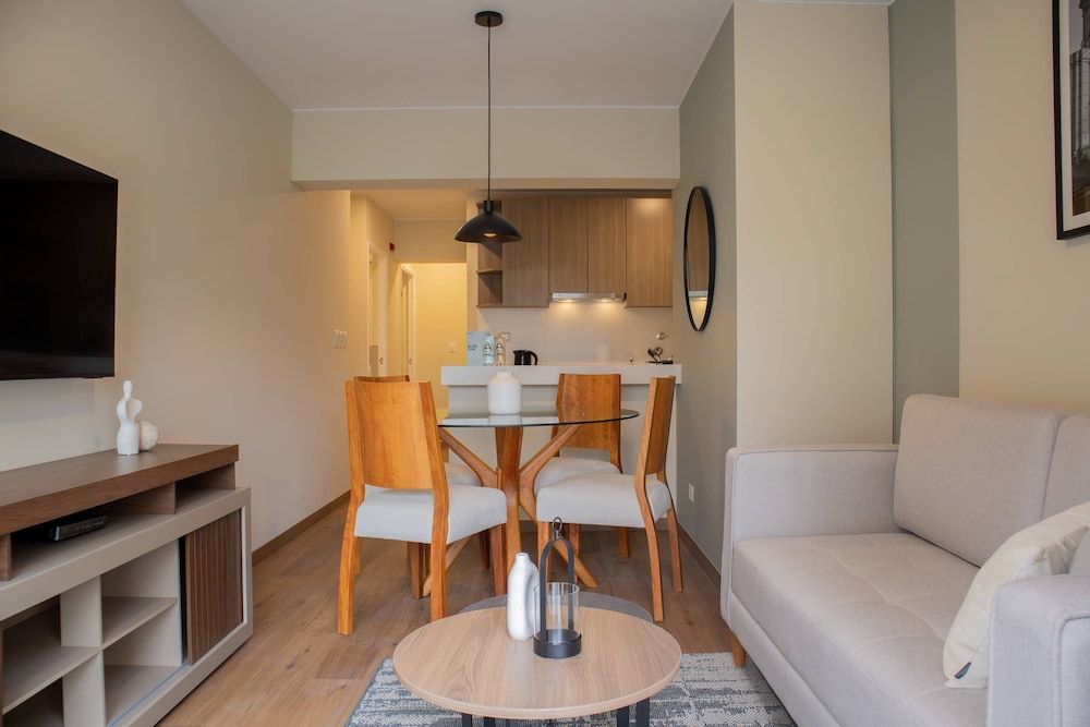 w Modern 2BR w Scenic Balcony Close to Kennedy Park