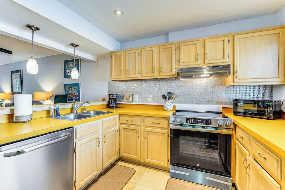 < 1 Mi to Magic Sands Beach: Condo w/ Pool Access!