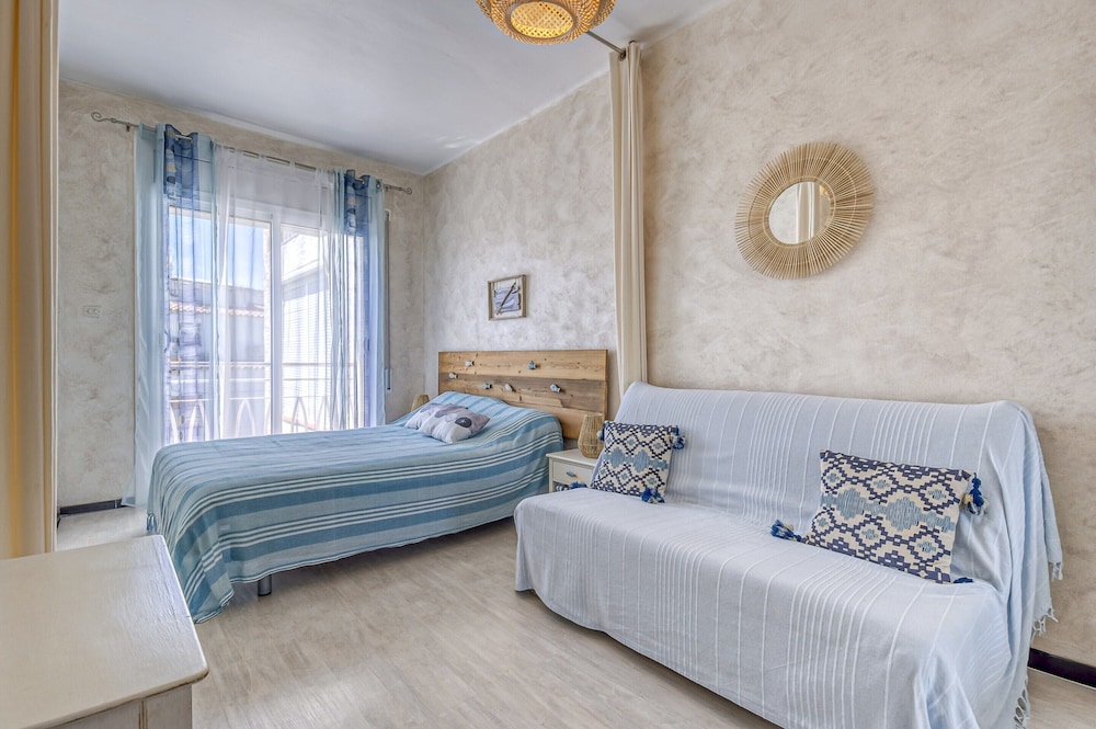 Apartment in Roses Near Platja Dels Palangrers