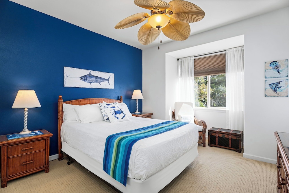 Walk to Restaurants/shopping - Excellent Golf Course Views - Private Beach Access - Vrkcv