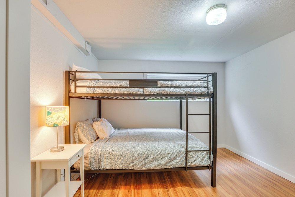 7 Mi to Dtwn: Pet-friendly Abode in Seattle!