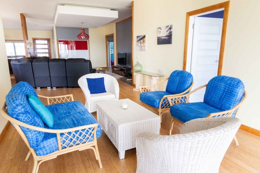Colours By The Sea Wheelchair Pet-friendly Waterfront Retreat Fireplace Wood Supplied