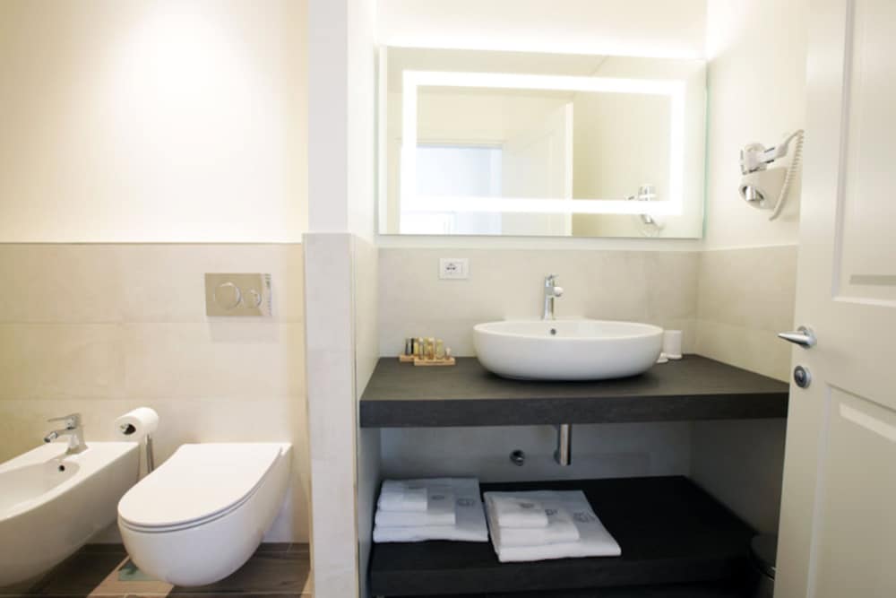 Villa Liberty - Lake Como Rooms & SPA
