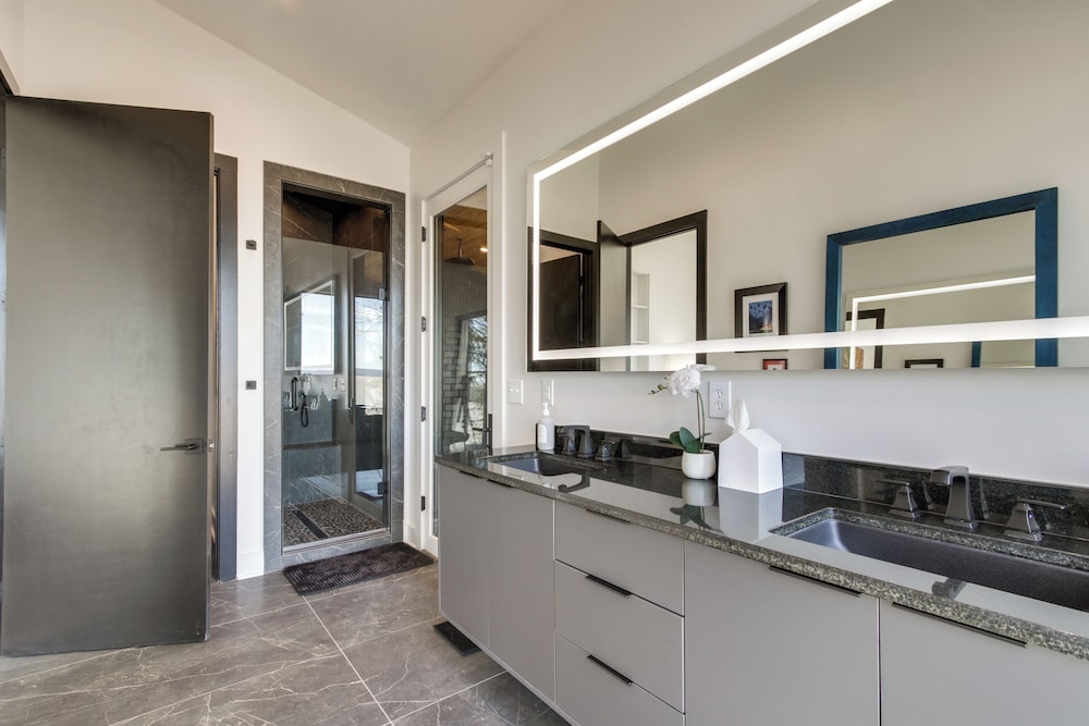Private Dock & River Views: Modern Gem in Waterloo