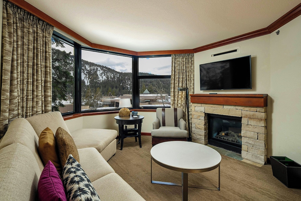 2BR Condo w/ Pool Access, Hot Tub, & ski In/out
