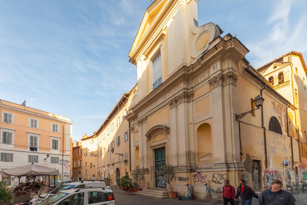 Stunning Rose Trastevere Apartment