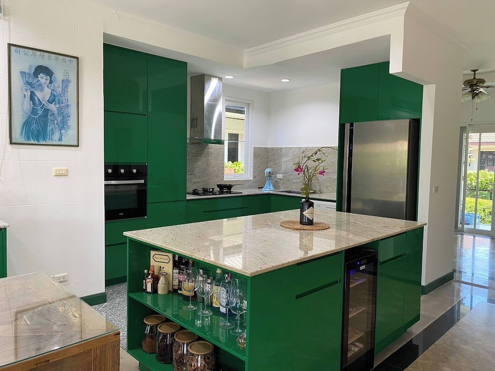 Hidden Villa Oasis Private Pool 2km to Beach&mall