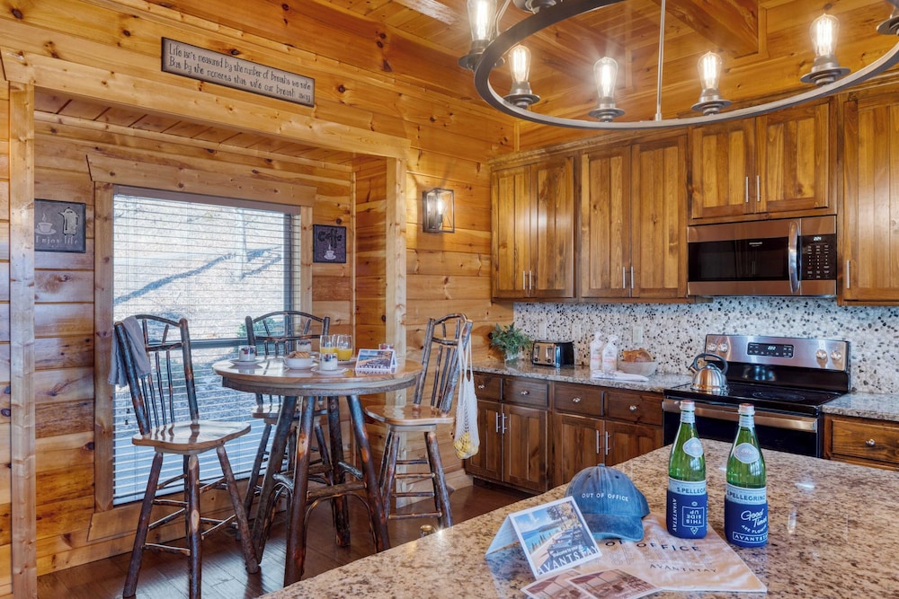 100 Guests Blackthorn: Sister Smokies Homes Luxury Mountain Retreat
