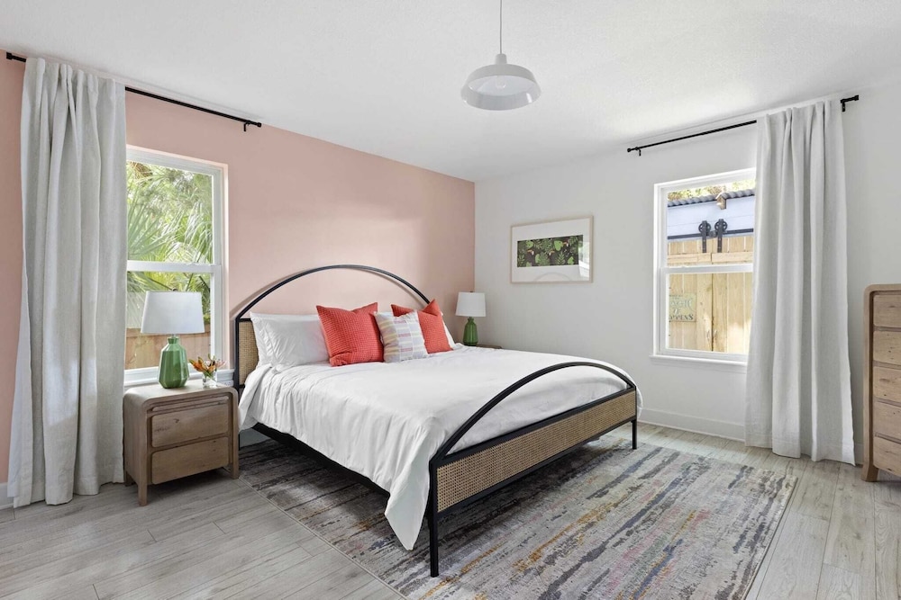 Sleeps 18! 2 Homes, Hot Tub, Game Room, Walk to the Beach Haven & Hidden Grove